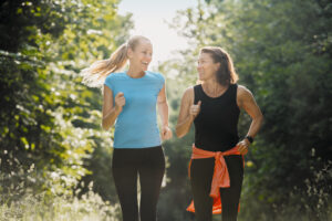Zwei Personen joggen im Wald
